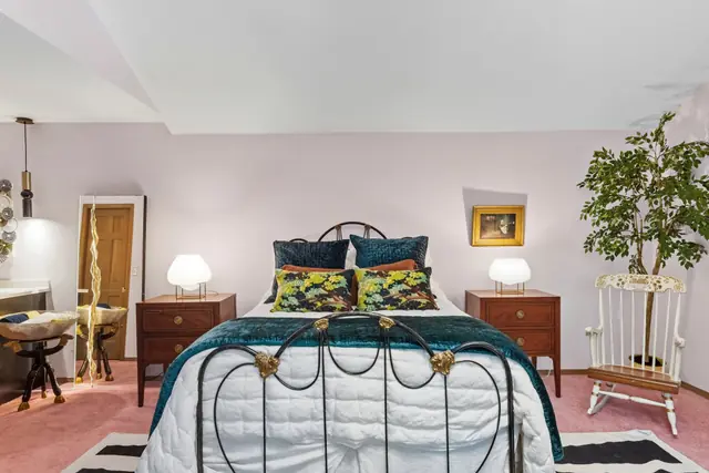 Rosy Relaxing Guest Room — photo 2 of 18