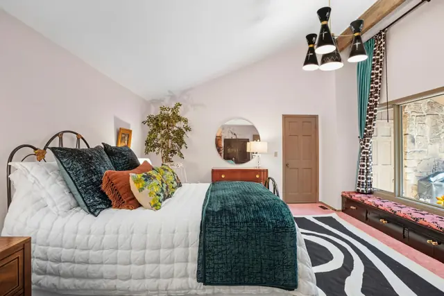 Rosy Relaxing Guest Room — photo 3 of 18