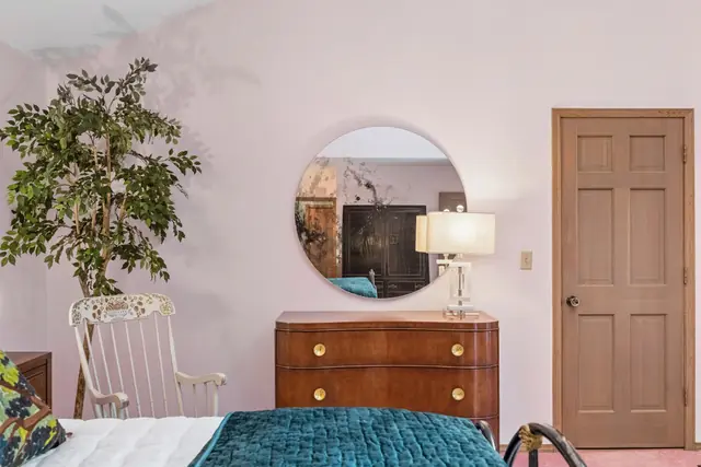 Rosy Relaxing Guest Room — photo 4 of 18
