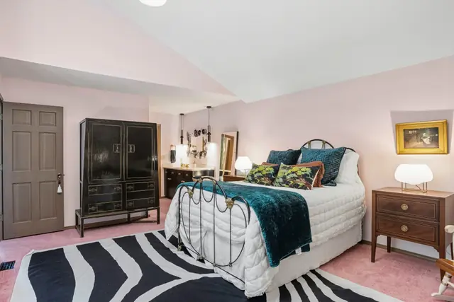 Rosy Relaxing Guest Room — photo 6 of 18