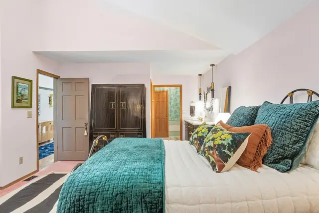 Rosy Relaxing Guest Room — photo 7 of 18