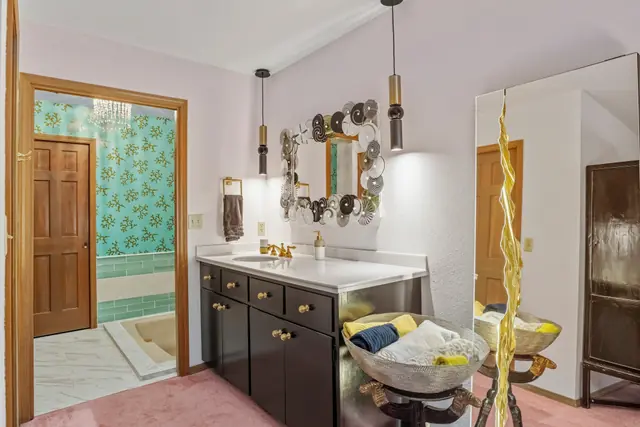 Rosy Relaxing Guest Room — photo 8 of 18