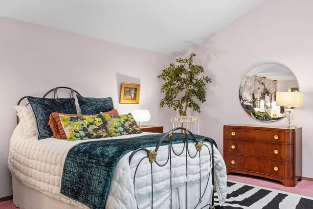 Rosy Relaxing Guest Room — photo 10 of 18