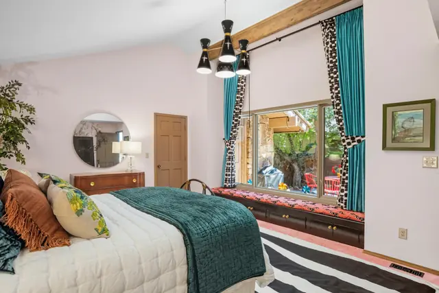 Rosy Relaxing Guest Room — photo 12 of 18