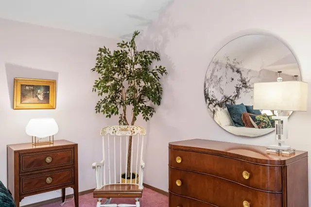 Rosy Relaxing Guest Room — photo 13 of 18