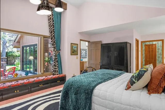 Rosy Relaxing Guest Room — photo 15 of 18