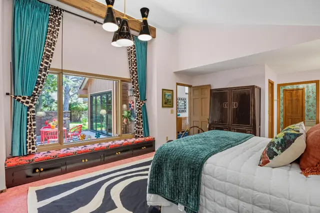 Rosy Relaxing Guest Room — photo 16 of 18