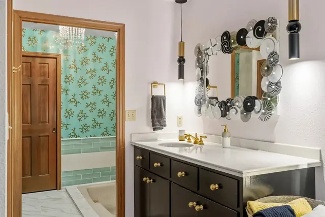 Rosy Relaxing Guest Room — photo 17 of 18