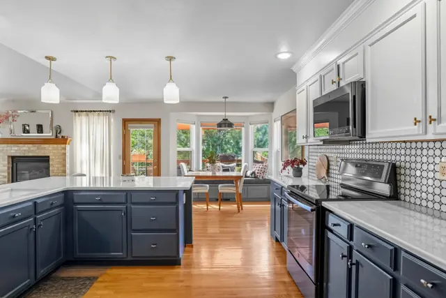 Timeless Open Navy Blue Kitchen — photo 4 of 12