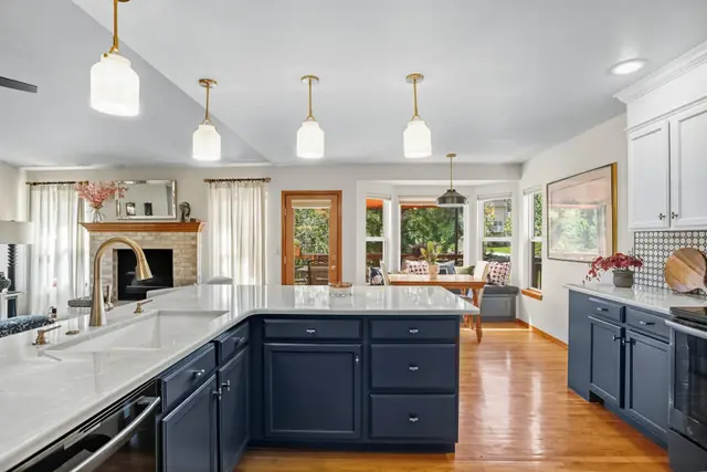 Timeless Open Navy Blue Kitchen — photo 9 of 12